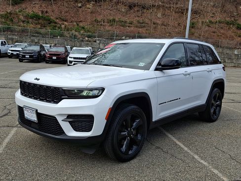Certified 2023 Jeep Grand Cherokee Altitude AWD/4WD image 3