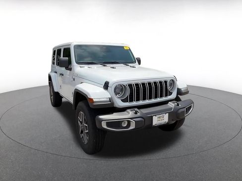 Used 2025 Jeep Wrangler Unlimited Sahara AWD/4WD image 3