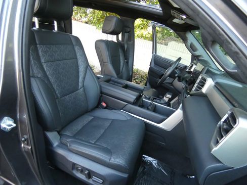 Used 2025 Toyota Tundra Limited AWD/4WD image 33