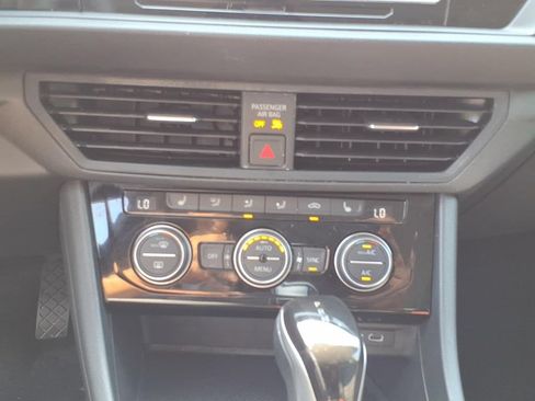 Used 2024 Volkswagen Jetta SE FWD image 15