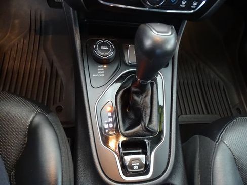 Used 2019 Jeep Cherokee Limited AWD/4WD image 12