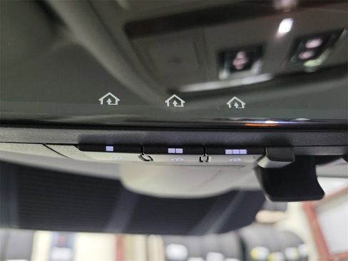 New 2024 Land Rover Defender 110 SE image 35