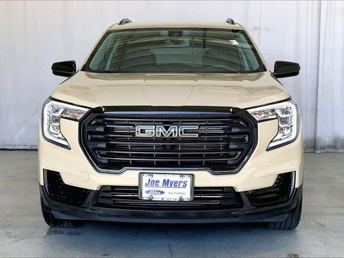 Used 2023 GMC Terrain SLE w/ Driver Convenience Package image 2