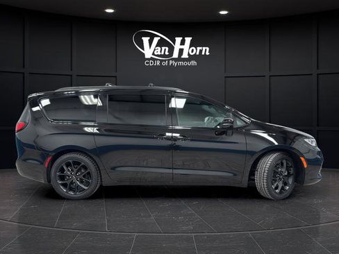 Used 2025 Chrysler Pacifica Limited image 2