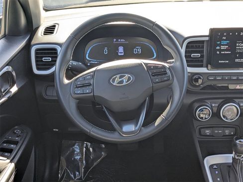 Used 2023 Hyundai Venue Limited image 13