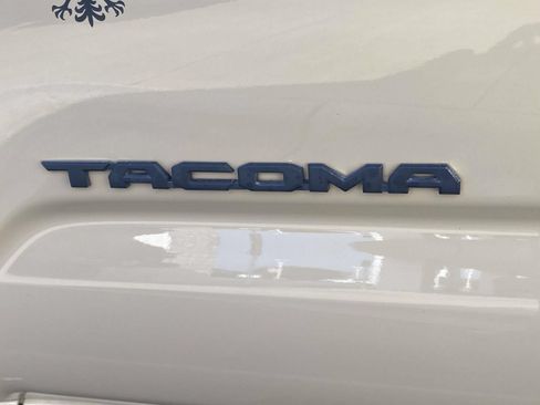 Used 2017 Toyota Tacoma TRD Sport AWD/4WD image 19