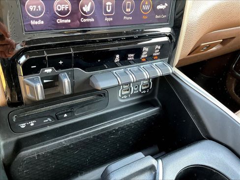 Used 2019 RAM 1500 Laramie AWD/4WD image 16