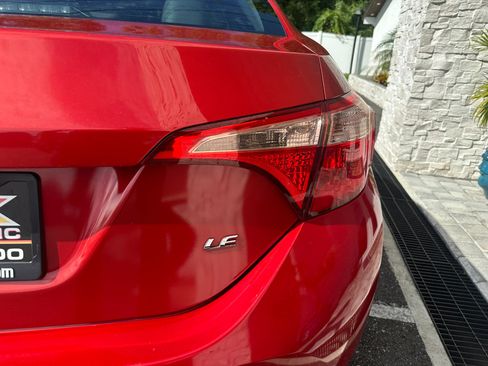 Used 2018 Toyota Corolla LE image 14