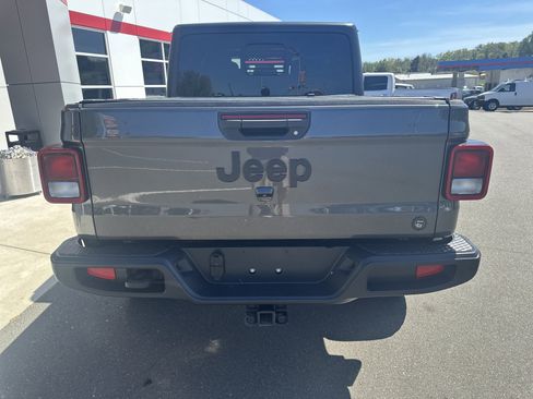 Used 2023 Jeep Gladiator Sport AWD/4WD image 7
