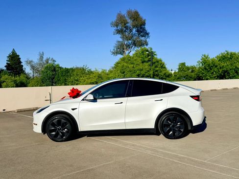 Used 2024 Tesla Model Y 2WD image 4