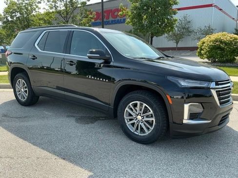 Used 2023 Chevrolet Traverse LT FWD image 2