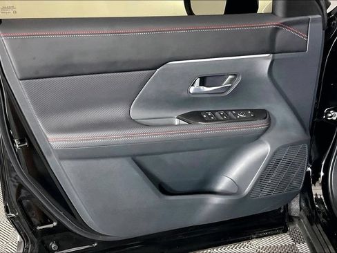 Certified 2025 Nissan Kicks SR FWD image 21