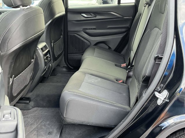 Used 2025 Jeep Grand Cherokee Laredo X w/ Luxury Tech Group I AWD/4WD image 16