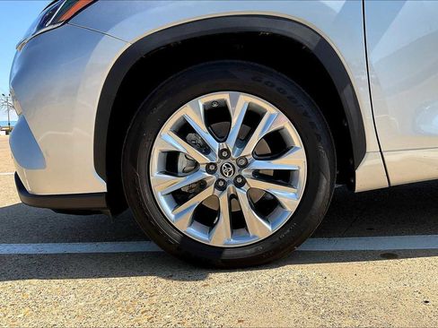 Used 2021 Toyota Highlander Limited image 8