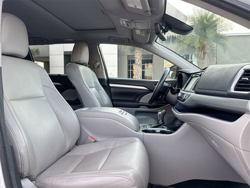 Used 2017 Toyota Highlander XLE image 32