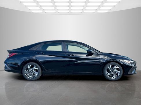 New 2025 Hyundai Elantra Sport image 3