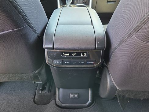 Used 2023 Toyota Highlander LE AWD/4WD image 14