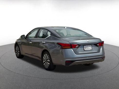 Used 2025 Nissan Altima 2.5 SV image 11