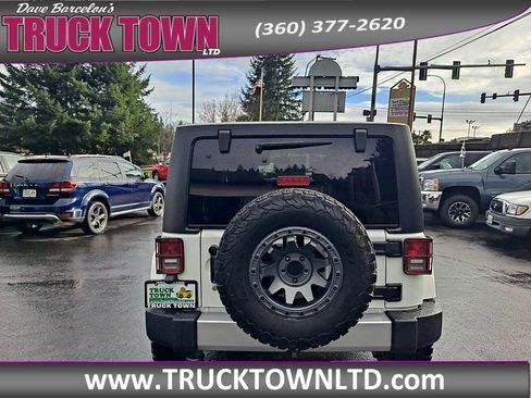 Used 2017 Jeep Wrangler Unlimited Sahara w/ Connectivity Group image 4