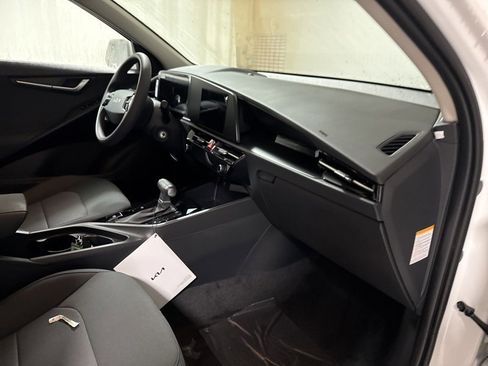 New 2025 Kia Niro LX image 13