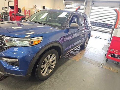 Used 2021 Ford Explorer XLT w/ Equipment Group 202A AWD/4WD image 2