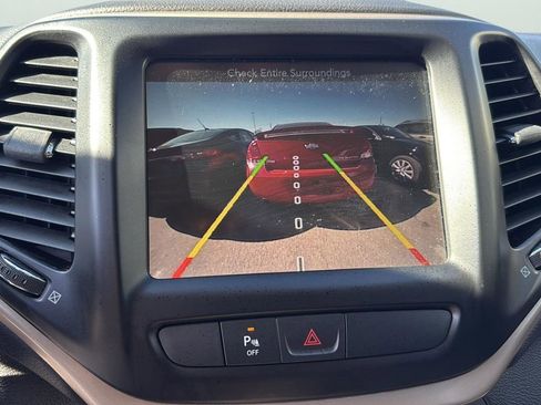 Used 2018 Jeep Cherokee Latitude FWD image 23