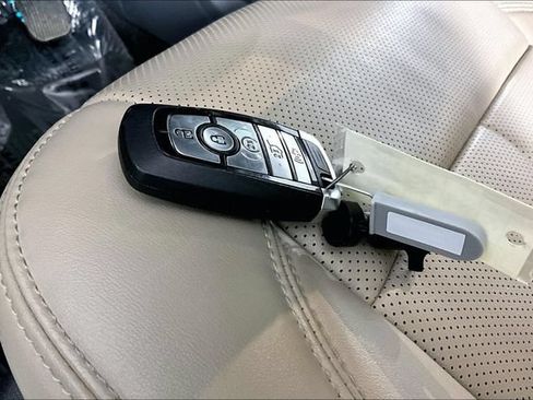 Used 2023 Ford Expedition XLT RWD image 10