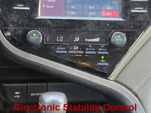 Used 2019 Toyota Camry SE FWD image 19