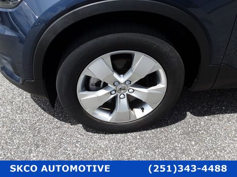 Used 2021 Volvo XC40 T4 Momentum image 9