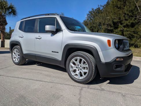 Used 2017 Jeep Renegade Latitude image 2