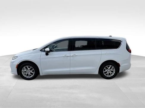 Used 2023 Chrysler Pacifica Touring-L FWD image 17