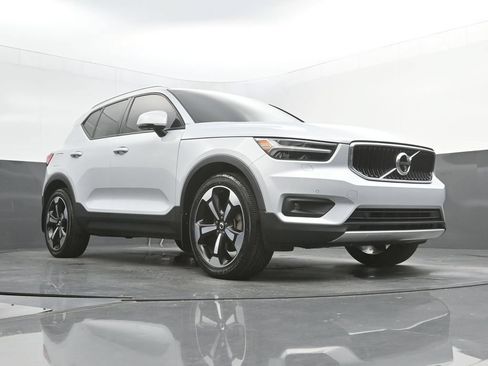 Certified 2022 Volvo XC40 T5 Momentum w/ Premium Package AWD/4WD image 36