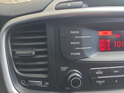 Used 2017 Kia Sorento L image 14