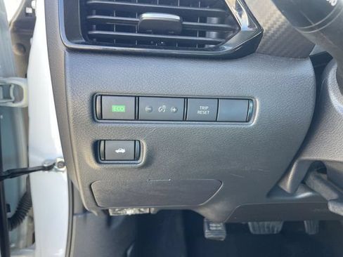 Used 2024 Nissan Sentra SV FWD image 17