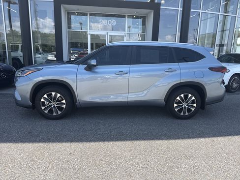 Used 2024 Toyota Highlander XLE FWD image 2