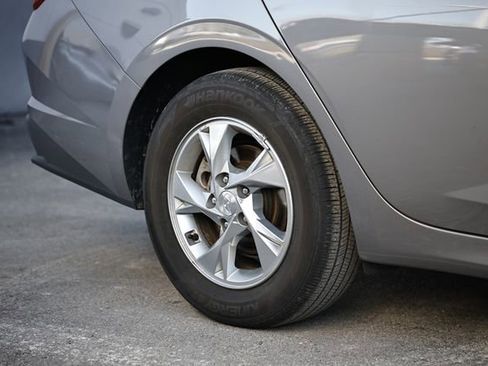 Used 2023 Hyundai Elantra SE image 5