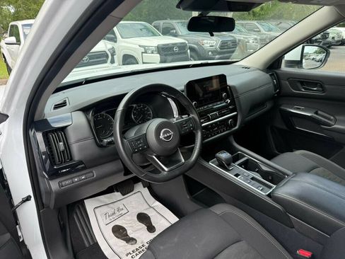 Used 2025 Nissan Pathfinder SV FWD image 3