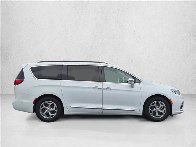 Used 2022 Chrysler Pacifica Limited FWD image 4