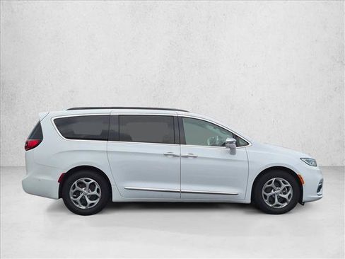Used 2022 Chrysler Pacifica Limited FWD image 4