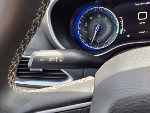 Used 2023 Chrysler Pacifica Touring-L image 22