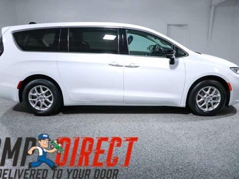 Used 2024 Chrysler Pacifica Touring-L FWD image 6