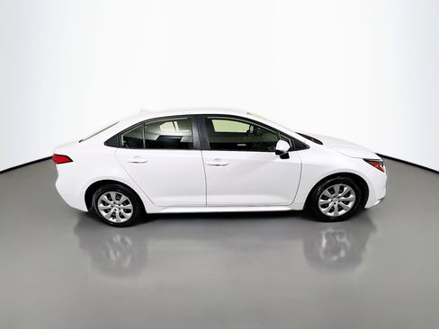 Used 2022 Toyota Corolla LE image 3