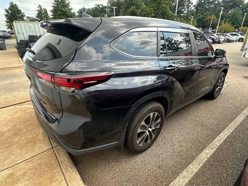 Used 2024 Toyota Highlander XLE AWD/4WD image 5