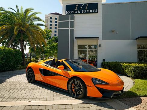 Used 2018 McLaren 570S Spider image 1