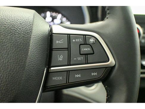 Used 2025 Toyota Highlander XLE image 40