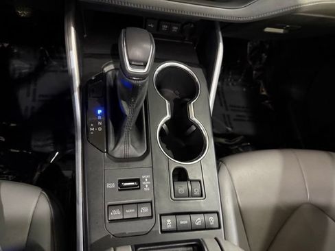 Used 2021 Toyota Highlander XLE AWD/4WD image 21