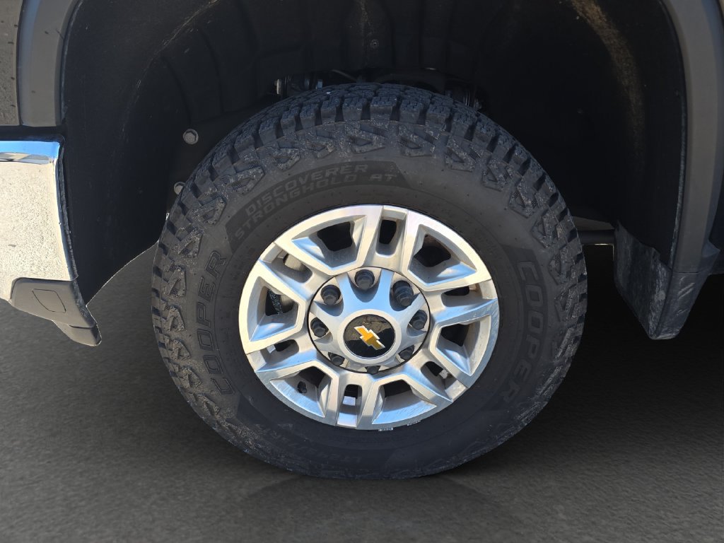 Used 2025 Chevrolet Silverado 2500 LT w/ Convenience Package AWD/4WD image 4