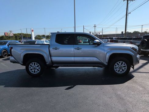 Used 2025 Toyota Tacoma SR5 AWD/4WD image 6