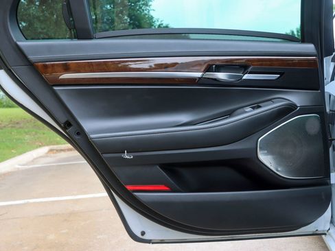 Used 2018 Genesis G90 3.3T Premium RWD image 12