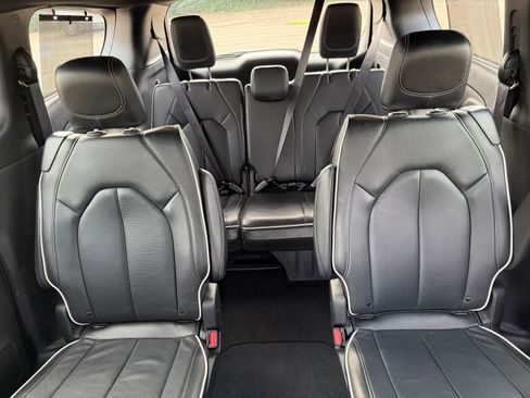 Used 2025 Chrysler Pacifica Limited image 43
